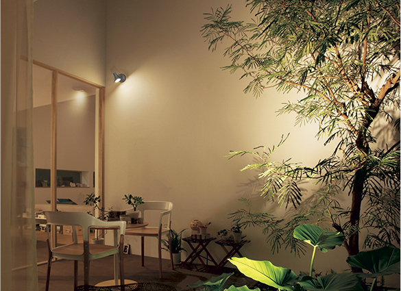 窓まわりの侵入者をスポットライトで照らす