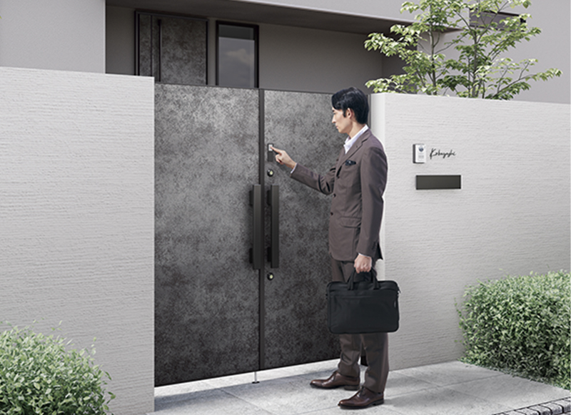 門扉の鍵のかけ忘れを防ぎ、不審者の侵入を減らす