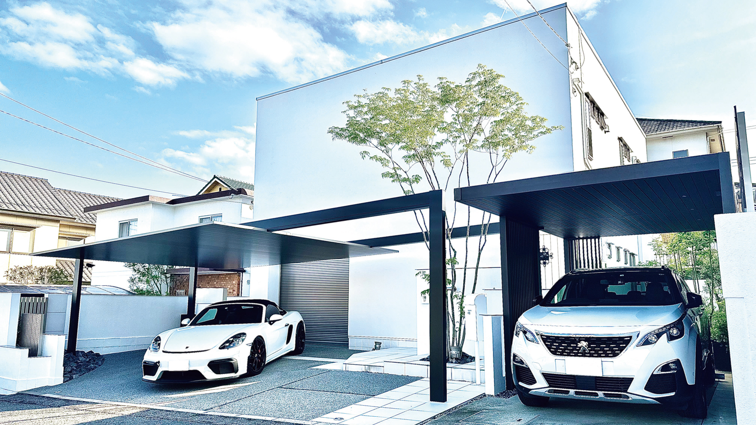 フラットな屋根がスクエアな住宅に似合う