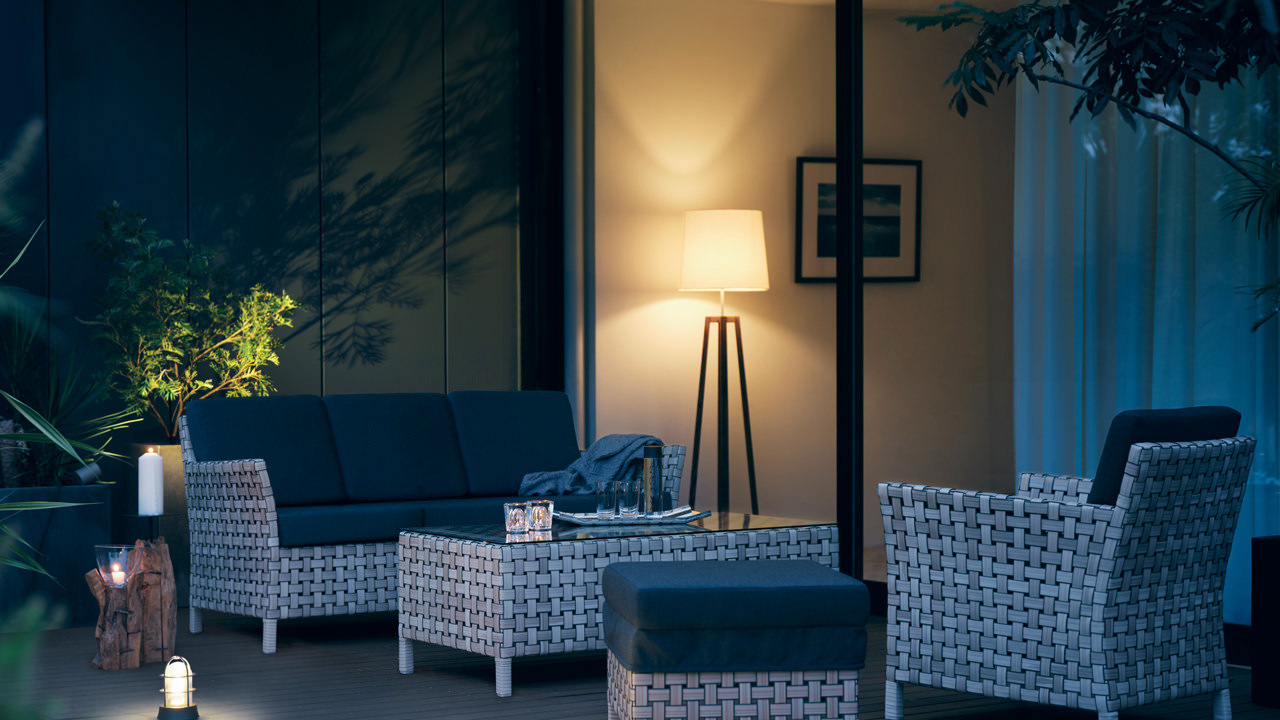 トライバルな色合いと粗めの織りが、個性的な時を刻む。