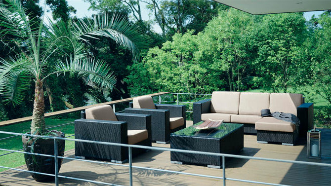 質感の高いブラックと柔らかな光で、奥行き感と彩りを演出