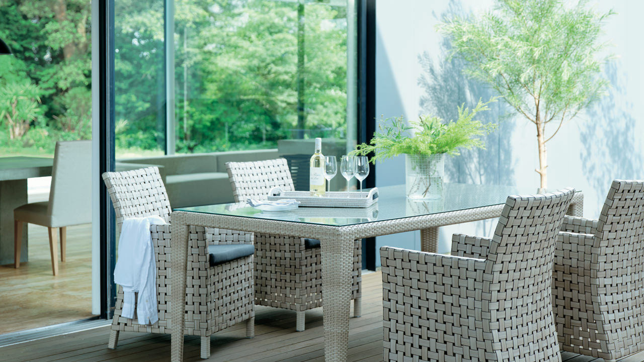 曲線と直線。粗い織りと密な織り。異なる個性は時のアクセント。