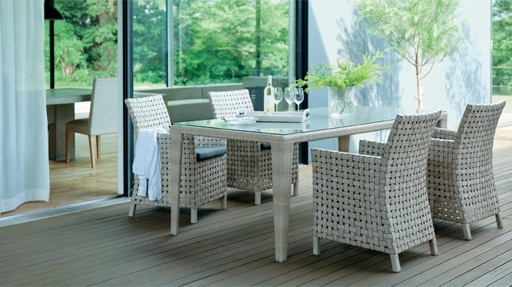 フラットな屋根がスクエアな住宅に似合う