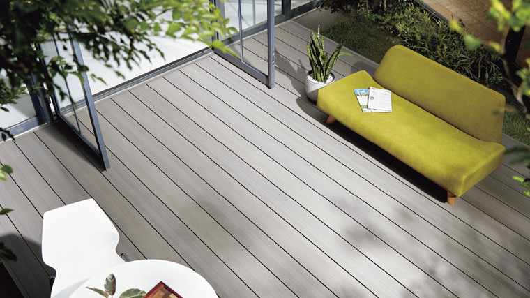 質感の高いブラックと柔らかな光で、奥行き感と彩りを演出