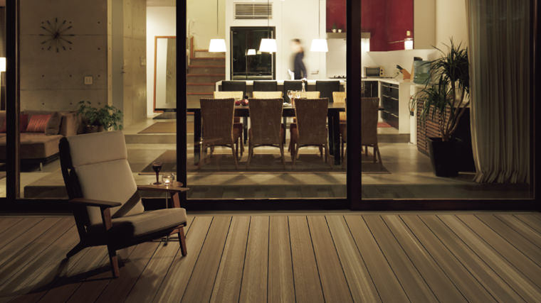 フラットな屋根がスクエアな住宅に似合う