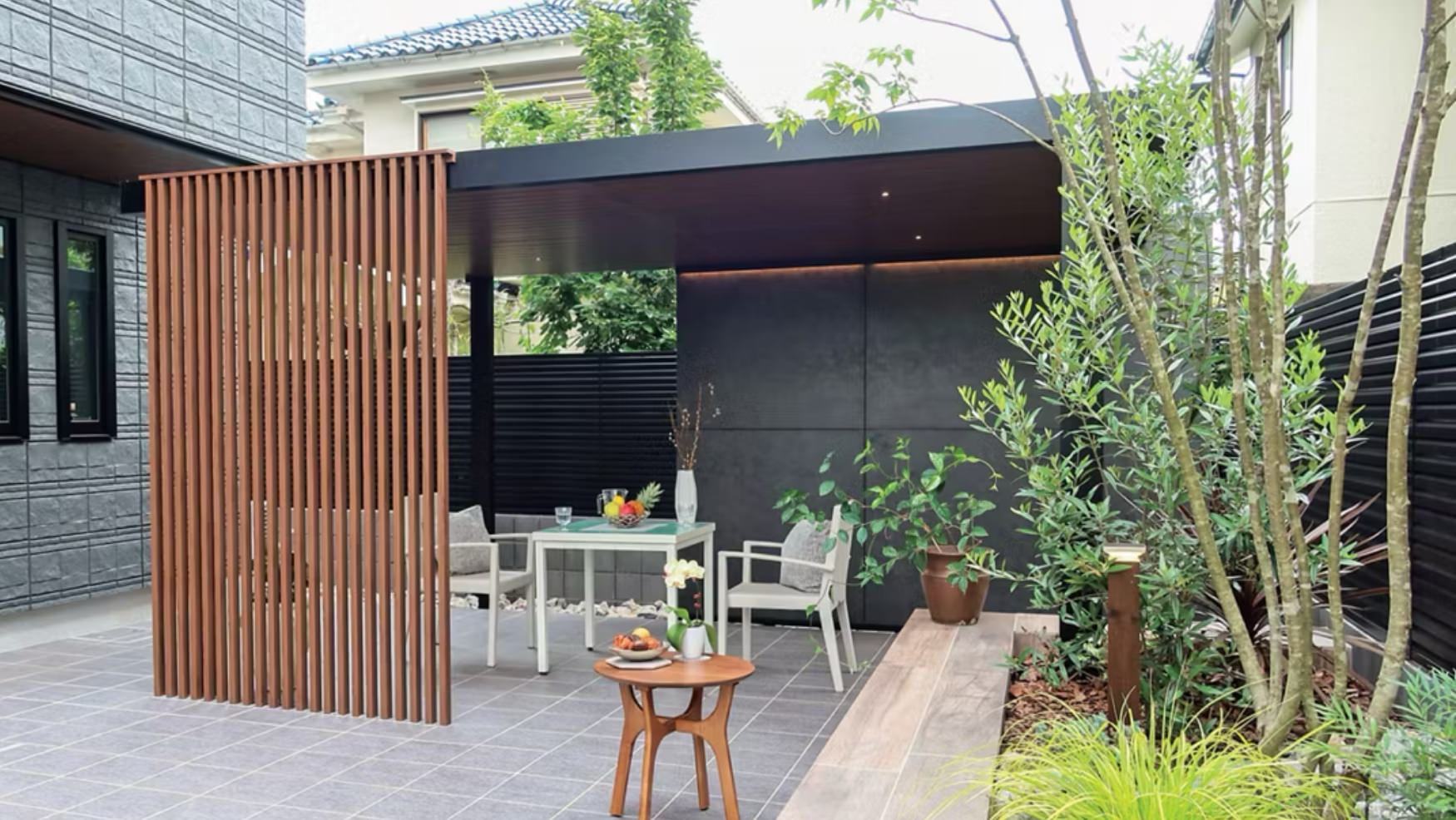 質感の高いブラックと柔らかな光で、奥行き感と彩りを演出