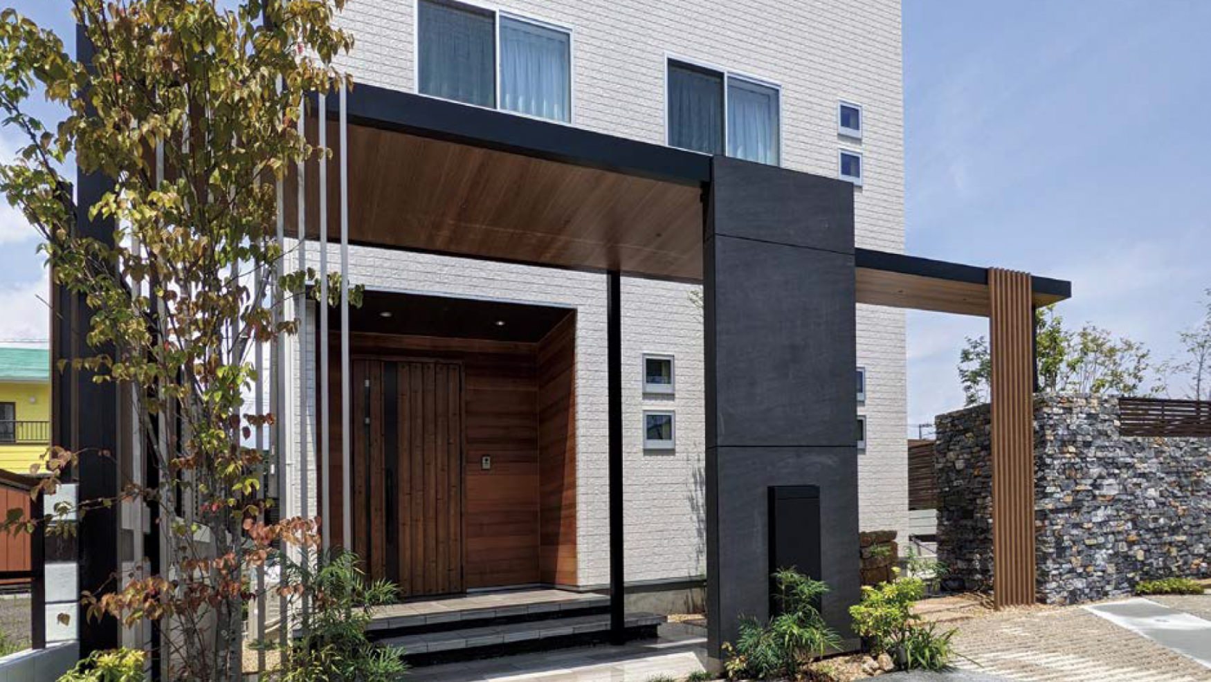 フラットな屋根がスクエアな住宅に似合う