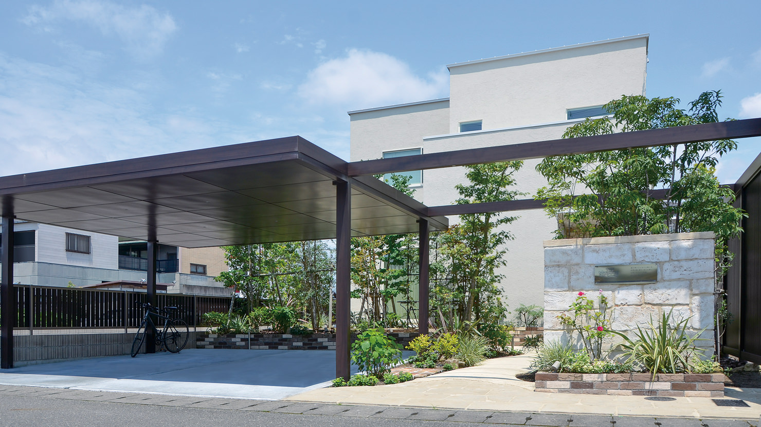 シンプルなデザインでモダンな住宅外観を引き立たせる