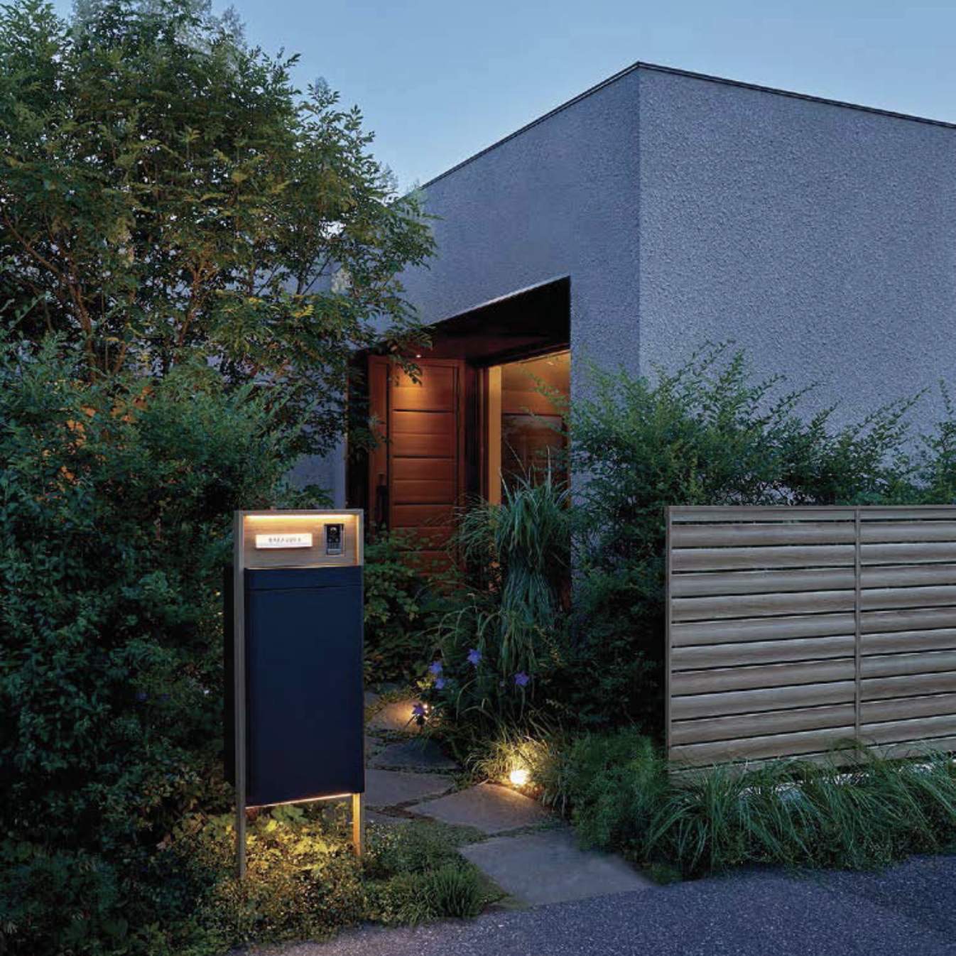 質感の高いブラックと柔らかな光で、奥行き感と彩りを演出