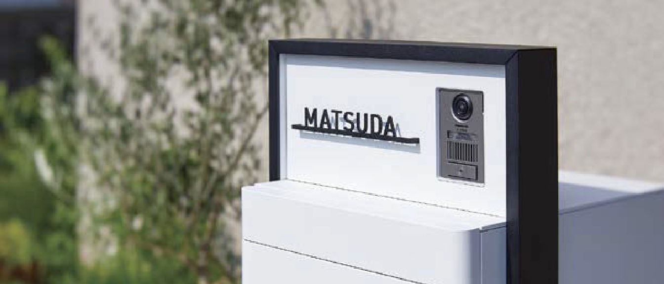 質感の高いブラックと柔らかな光で、奥行き感と彩りを演出