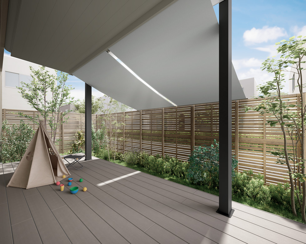 目隠しフェンスやシェードを活用することで、周囲からの視線を気にすることなく、ほどよい“プライベート感”も演出。