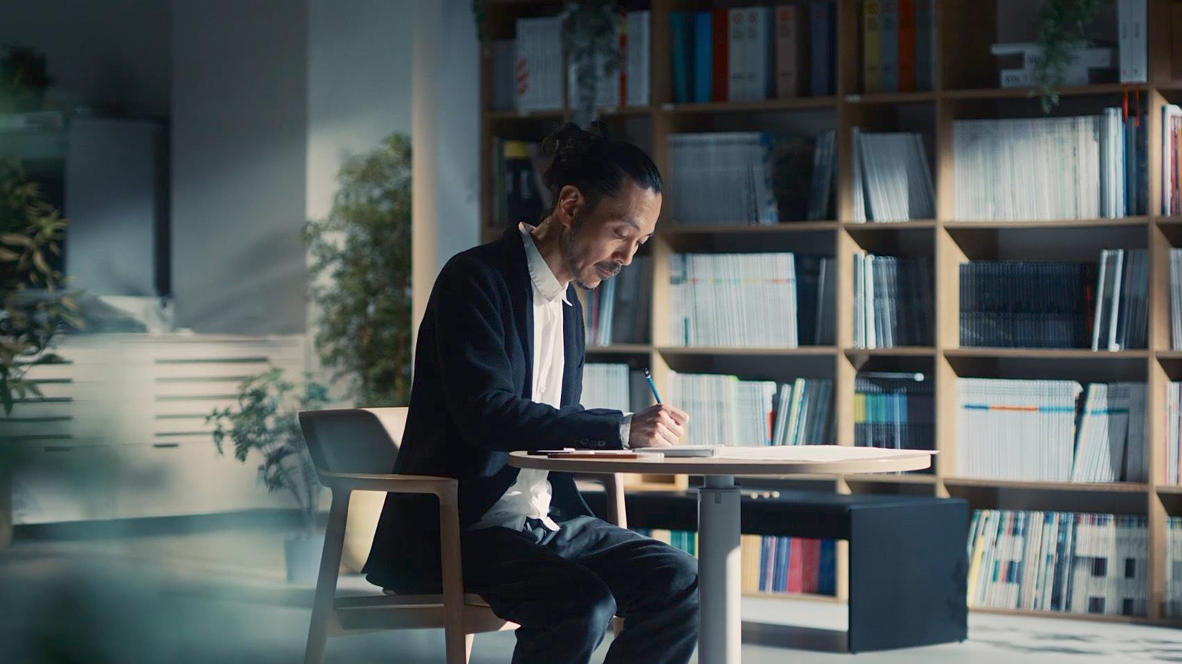 「住宅に調和する」という新しいコンセプトのもと、ミニマルなデザインで業界に風穴をあけた「カーポートSC」。その誕生秘話をご紹介します。